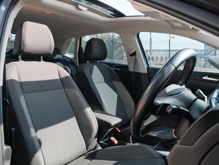 2022-Volkswagen-Polo-With-Panoramic-roof_19