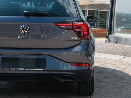 2022-Volkswagen-Polo-With-Panoramic-roof_22