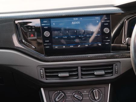 2022-Volkswagen-Polo-With-Panoramic-roof_7