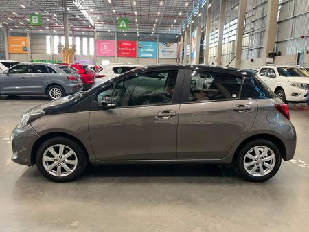 2016-Toyota-Yaris-10-5-dr_5