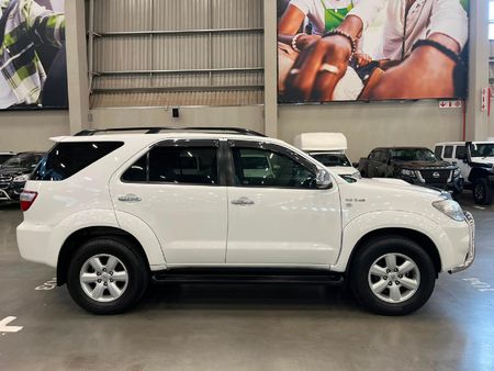 2011-Toyota-Fortuner-30-D-4D-Heritage-Raised-Body-Auto_1