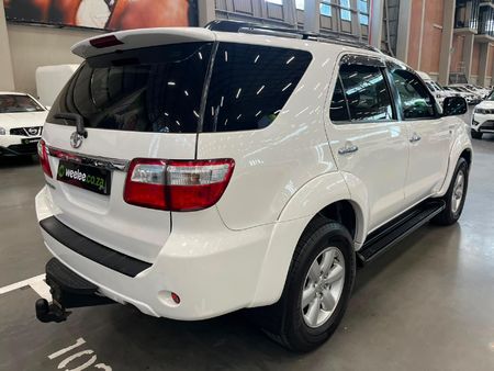 2011-Toyota-Fortuner-30-D-4D-Heritage-Raised-Body-Auto_2