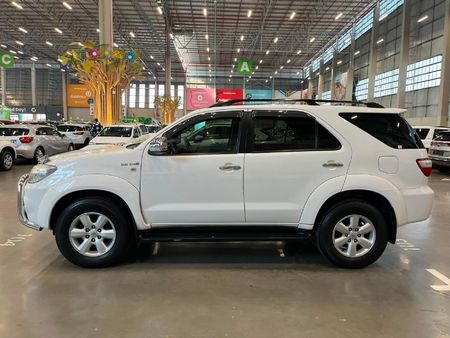 2011-Toyota-Fortuner-30-D-4D-Heritage-Raised-Body-Auto_5