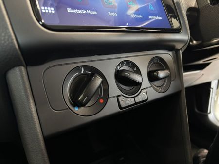 2026-Volkswagen-Polo-Vivo-14-Life_4