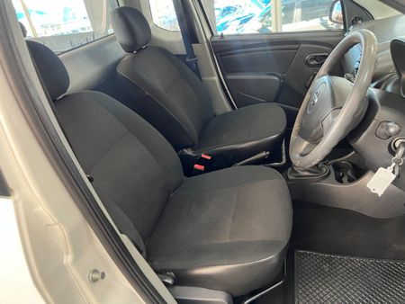 2019-Nissan-NP200-16_11