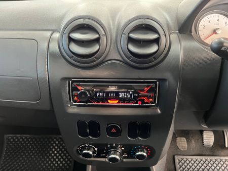 2019-Nissan-NP200-16_17