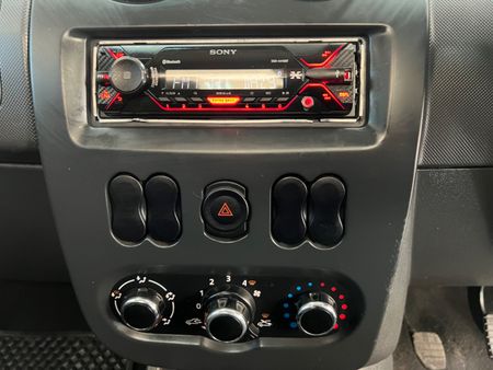 2019-Nissan-NP200-16_18