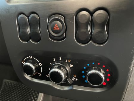 2019-Nissan-NP200-16_19