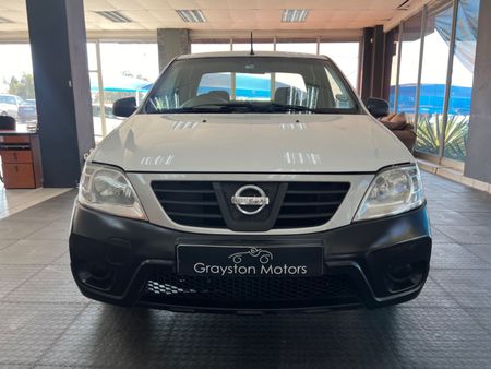 2019-Nissan-NP200-16_2