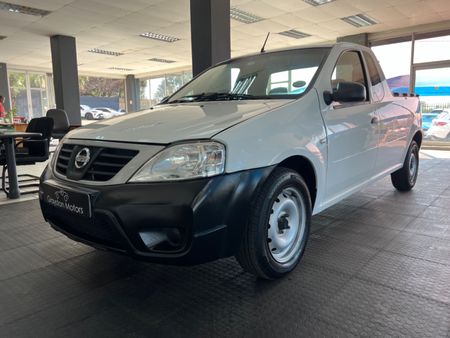 2019-Nissan-NP200-16_3