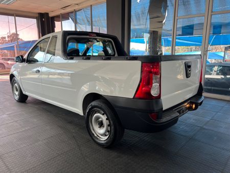 2019-Nissan-NP200-16_5