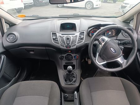 2014-Ford-Fiesta-14-Ambiente-5-dr_8