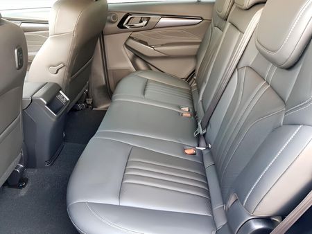 2026-Isuzu-Mu-x-19D-LS-Auto_15