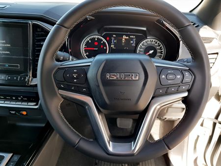 2026-Isuzu-D-Max-30-DDI-V-Cross-HR-Auto-Double-Cab_15