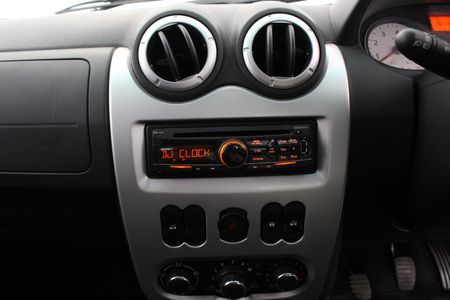 2021-Nissan-NP200-16-SE_3