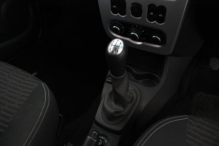 2021-Nissan-NP200-16-SE_4