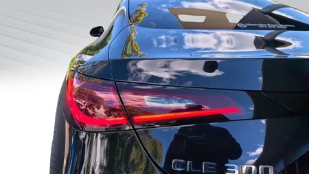 2026-Mercedes-Benz-CLE-300-4Matic-coupe-AMG-Line_18