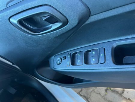 2025-Hyundai-Grand-i10-12-Motion-Auto_6