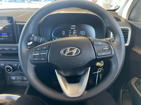 2025-Hyundai-Venue-12-Motion_12
