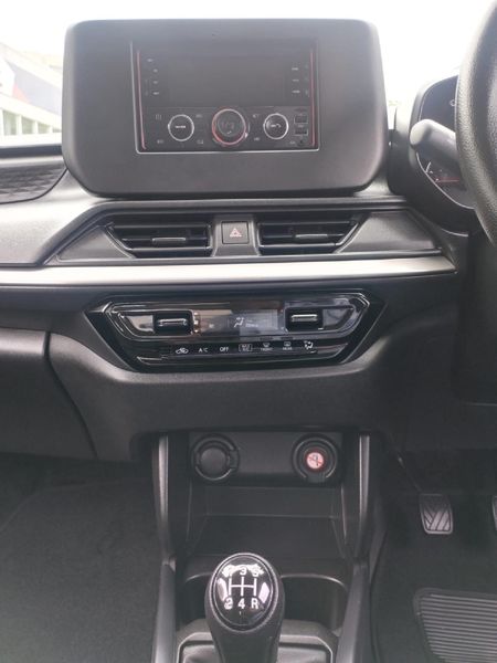 2025-Suzuki-Swift-12-GL_3