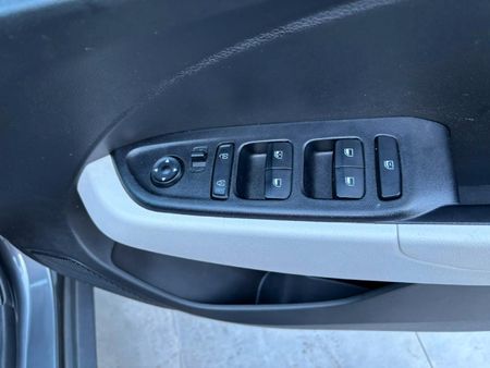 2023-Hyundai-Venue-12-Motion_11