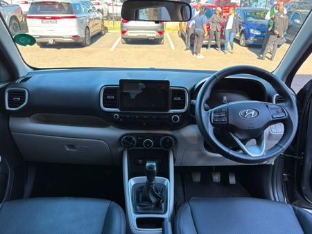 2023-Hyundai-Venue-12-Motion_15