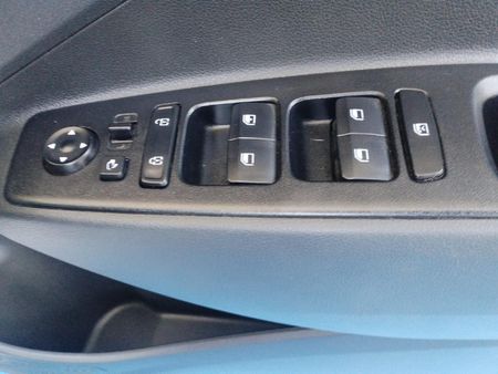 2023-Hyundai-Grand-i10-12-Fluid_14