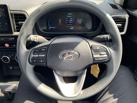 2024-Hyundai-Venue-12-Motion_10