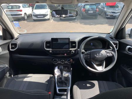 2024-Hyundai-Venue-12-Motion_13