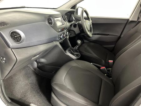 2020-Hyundai-Grand-i10-10-Fluid_8