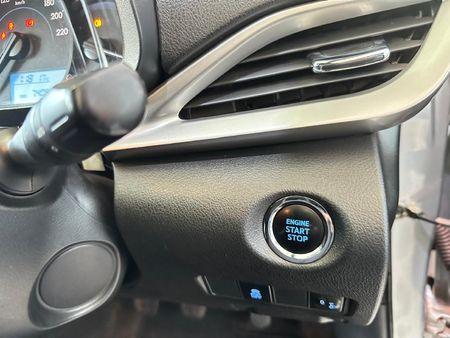 2018-Toyota-Yaris-15-XS-5-dr_13