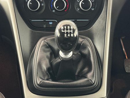2013-Ford-Kuga-16-EcoBoost-Ambiente_10