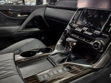 2025-Lexus-LX-600-VIP_13