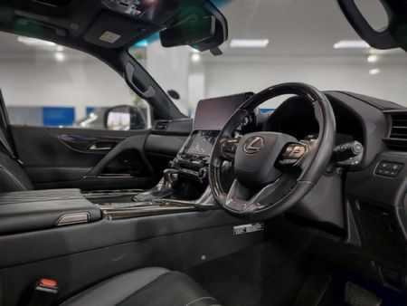 2025-Lexus-LX-600-VIP_16