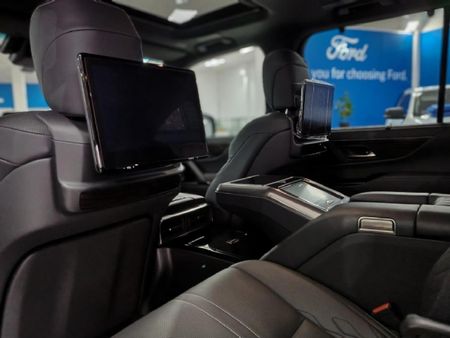2025-Lexus-LX-600-VIP_17