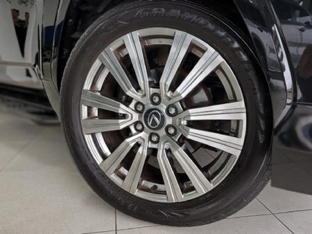 2025-Lexus-LX-600-VIP_18