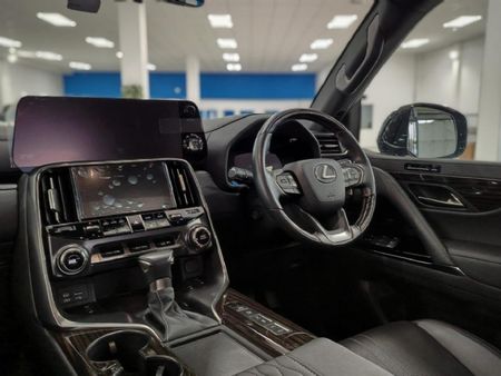 2025-Lexus-LX-600-VIP_2