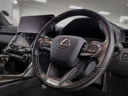 2025-Lexus-LX-600-VIP_7