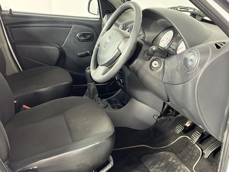 2022-Nissan-NP200-16_4