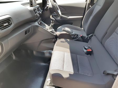 2026-Peugeot-Landtrek-19D-Professional-Single-Cab_15
