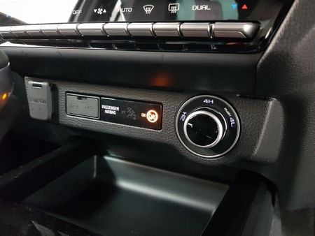 2026-Isuzu-D-Max-30-DDI-V-Cross-4x4-Auto-Double-Cab_13