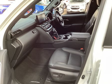 2024-Toyota-Land-Cruiser-300-V6-33-D-GR-S_17