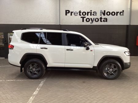 2024-Toyota-Land-Cruiser-300-V6-33-D-GR-S_2
