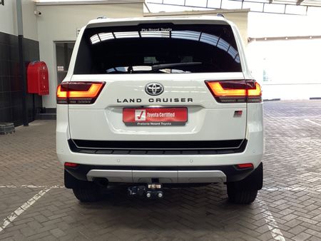 2024-Toyota-Land-Cruiser-300-V6-33-D-GR-S_4
