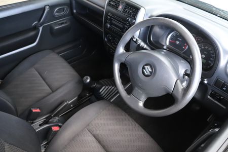 2016-Suzuki-Jimny-13_5