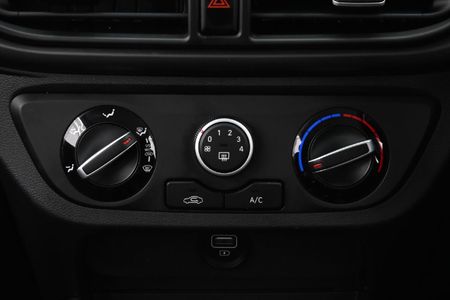 2023-Hyundai-Grand-i10-10-Motion_17