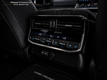 2023-Toyota-Land-Cruiser-300-V6-33-D-GR-S_23