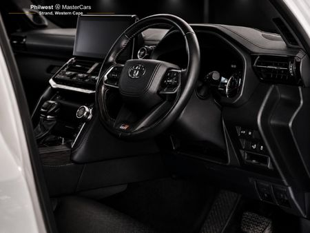 2023-Toyota-Land-Cruiser-300-V6-33-D-GR-S_25