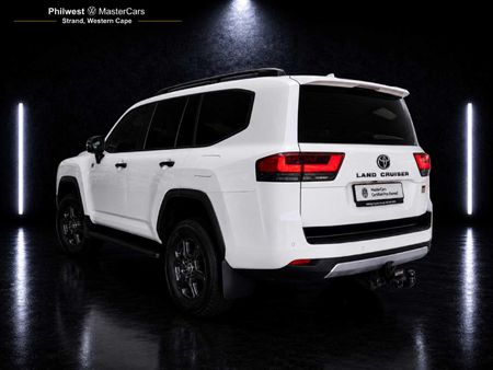 2023-Toyota-Land-Cruiser-300-V6-33-D-GR-S_2