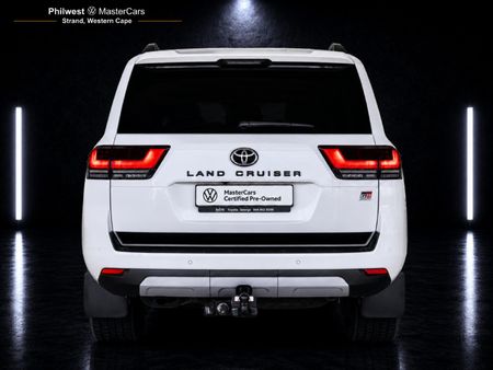 2023-Toyota-Land-Cruiser-300-V6-33-D-GR-S_3